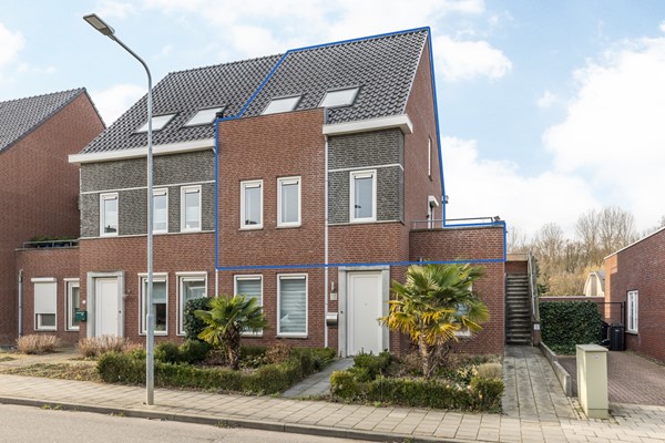 Te koop: Op goede en in geliefde woonwijk in Voerendaal gelegen halfvrijstaande bovenwoning (type B3 maisonnette), met o.a. dakterras, separate berging op de begane grond en eigen parkeerplaats. 